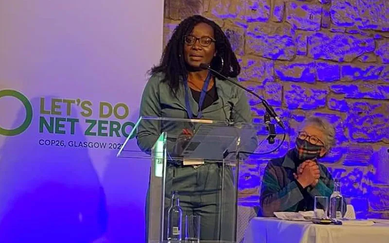 La spécialiste des moyens de subsistance et du changement climatique de Caritas Zambie, Mme Musamba Mubanga, s'exprimant lors d'un événement parallèle à la COP26 à Glasgow, en Écosse. Crédit : Caritas Zambie