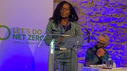 La spécialiste des moyens de subsistance et du changement climatique de Caritas Zambie, Mme Musamba Mubanga, s'exprimant lors d'un événement parallèle à la COP26 à Glasgow, en Écosse. Crédit : Caritas Zambie / 