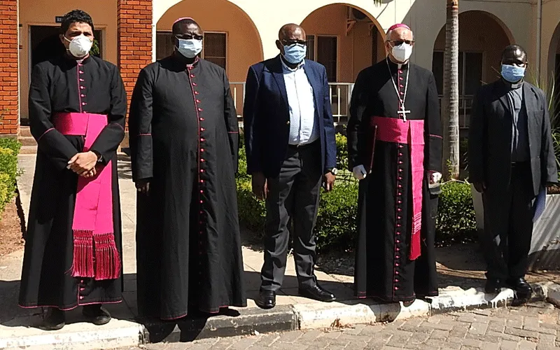 Mgr Giafranco Gallone, Nonce apostolique en Zambie avec Mgr Moses Hamungole et des membres de la Conférence des évêques catholiques de Zambie (ZCCB) après la cérémonie de présentation le lundi 25 mai. Conférence des évêques catholiques de Zambie (ZCCB)