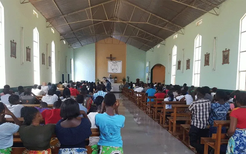 Des jeunes pendant l'adoration dans un camp de jeunes à Sioma town, diocèse de Livingstone, Zambie P. Bruno Hamukali Aumônier des jeunes du diocèse de Livingstone