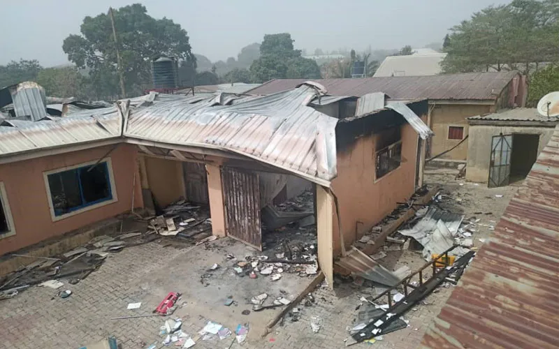 Une image du presbytère de la paroisse catholique St. Mary dans le diocèse du Nigeria qui a brûlé dans des circonstances peu claires. P. Isek Augustine