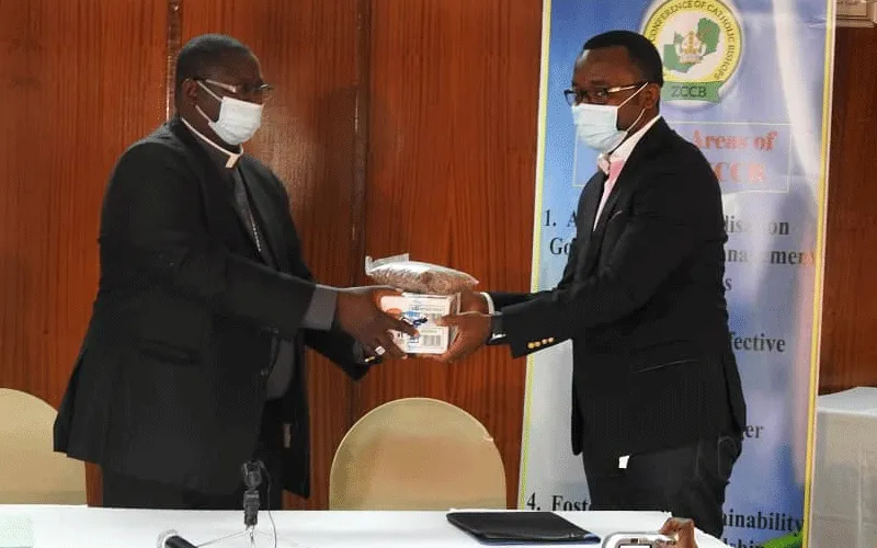 Mgr Moses Hamungole, évêque du diocèse de Monze en Zambie, recevant la donation du représentant de C &S Investments, George Chellah. Conférence des évêques catholiques de Zambie (ZCCB)