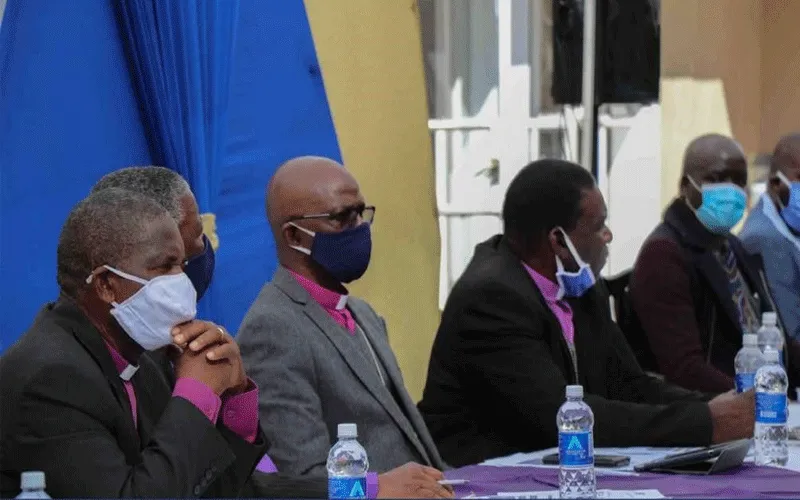 Les chefs d'église des chefs des dénominations chrétiennes du Zimbabwe (ZHOCD) à l'issue de la réunion consultative. Réunion interrégionale des évêques d'Afrique australe (IMBISA).