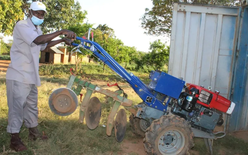 Un tracteur manuel utilisé pour le labourage à la ferme de St. Albert au Zimbabwe. Crédit : Catholic Churchnews Zimbabwe / 