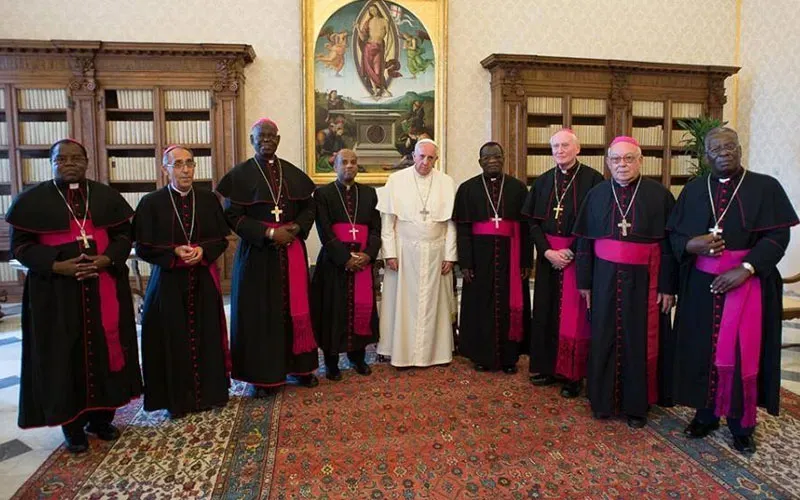 Les membres de la Conférence des évêques catholiques du Zimbabwe (ZCBC) avec le Pape François à Rome. Crédit : Vatican Media / 
