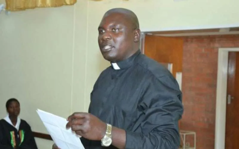 Le P. Limukani Ndlovu du Zimbabwe Rencontre interrégionale des évêques d'Afrique australe (IMBISA)