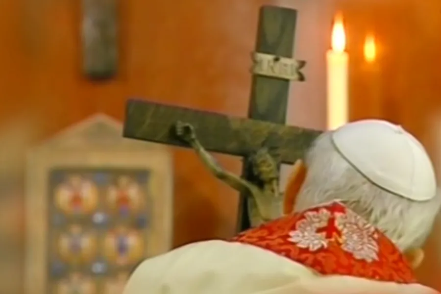 Le pape Jean-Paul II tient un crucifix sculpté par Stanisław Trafalski le Vendredi saint 2005 Capture d'écran de TV Trwam.